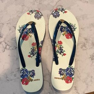Tory Burch thin flip flop.  Pretty floral pattern. Size 8.